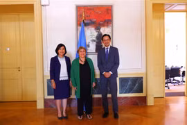 Đại sứ Lê Thị Tuyết Mai, Cao ủy Nhân quyền Liên hợp quốc Michelle Bachelet, Trợ lý Bộ Trưởng Đỗ Hùng Việt tại Văn phòng Cao ủy Nhân quyền Liên hợp quốc ngày 30/6 (từ trái qua phải). (Ảnh: TTXVN phát) 