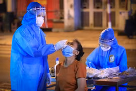 Lấy mẫu xét nghiệm COVID-19. (Ảnh: Thành Đạt/TTXVN) 