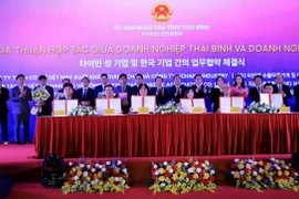 Lễ ký kết thỏa thuận ghi nhớ hợp tác giữa doanh nghiệp Thái Bình và Hàn Quốc. (Ảnh: Thế Duyệt/TTXVN)