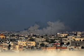 Khói bốc lên sau vụ không kích của Israel xuống thành phố Khan Younis, Dải Gaza ngày 15/1/2024. (Ảnh: THX/TTXVN)