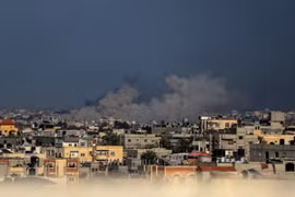 Khói bốc lên sau vụ không kích của Israel xuống thành phố Khan Younis, Dải Gaza ngày 15/1/2024. (Ảnh: THX/TTXVN)