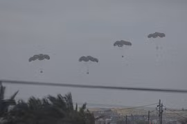 Hàng viện trợ được thả từ máy bay xuống Dải Gaza ngày 22/3/2024. (Ảnh: THX/TTXVN)