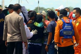Chuyển thi thể bệnh nhân COVID-19 tại một bệnh viện ở Bekasi, Indonesia. (Nguồn: AFP/TTXVN) 