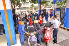 Cửa hàng xăng Trần Hưng Đạo, Hà Nội. (Ảnh: Tuấn Đức/TTXVN) 