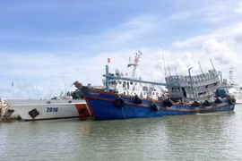 Một chiếc tàu chở tàu không rõ nguồn gốc tại thành phố Vũng Tàu. (Ảnh: TTXVN phát)