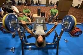 Đô cử Lê Văn Công tập luyện. (Ảnh: Hữu Chiến/TTXVN) 