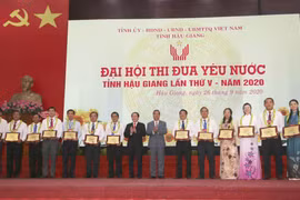 Trao bảng tuyên dương Điển hình tiên tiến trong phong trào thi đua yêu nước tỉnh Hậu Giang giai đoạn 2015-2020. (Ảnh: Duy Khương/TTXVN) 