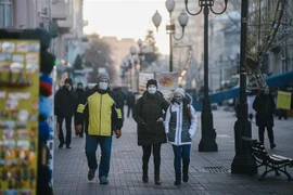 Người dân đeo khẩu trang phòng dịch COVID-19 tại Moskva, Nga ngày 7/12/2020. (Nguồn: THX/TTXVN) 