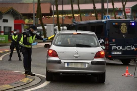 Cảnh sát và lực lượng dân phòng Tây Ban Nha tiến hành kiểm tra tại trạm kiểm soát biên giới với Pháp ở khu vực Dancharia, gần Ainhoa (Pháp), ngày 17/3/2020, trong bối cảnh nước này thực hiện lệnh phong tỏa nhằm ngăn dịch COVID-19 lây lan. (Nguồn: AFP/TTXV
