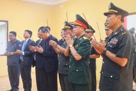 Các đại biểu dâng hương tưởng niệm các Liệt sỹ quân tình nguyện Việt Nam tại nhà thờ và lưu giữ hài cốt Liệt sỹ quân tình nguyện Việt Nam. (Ảnh: Quang Anh/TTXVN)
