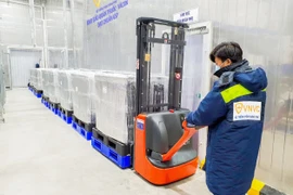 [Photo] Bàn giao hơn 1,2 triệu liều vaccine AstraZeneca cho Bộ Y tế