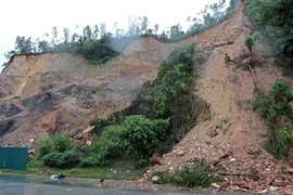 Điểm sạt lở đất đá gây cản trở giao thông. (Ảnh: Thanh Hải/TTXVN) 