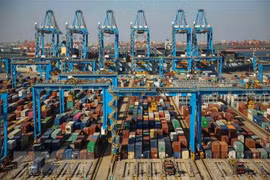 Cảng container hàng hóa ở Thanh Đảo, Trung Quốc. (Nguồn: AFP/TTXVN) 
