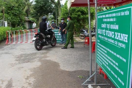 Một chốt kiểm soát của vùng xanh tại Hậu Giang. (Ảnh: Hồng Thái/TTXVN) 