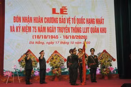 Lễ đón nhận Huân chương Bảo vệ Tổ quốc hạng Nhất của Quân khu 5. (Ảnh: Văn Dũng/TTXVN) 