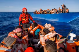 Người di cư trên Địa Trung Hải. (Ảnh: AFP/TTXVN) 