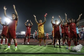 Cầu thủ U23 Việt Nam bày tỏ sự cám ơn tới các cổ động viên đã đội mưa đến sân để nhiệt thành cổ vũ cho đội nhà. (Ảnh: Minh Quyết/TTXVN) 