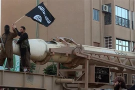 Các tay súng Nhà nước Hồi giáo (IS) tự xưng tại thành phố Raqa, Syria, ngày 30/6/2014. (Ảnh: AFP/TTXVN)