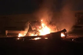 Đoàn xe chở Thiếu tướng Qasem Soleimani thuộc lực lượng IRGC và Phó Chỉ huy lực lượng bán quân sự Hashed al-Shaabi ở Iraq, ông Abu Mahdi al-Muhandis đã trúng tên lửa hành trình được phóng đi từ trực thăng của Mỹ xuống Baghdad ngày 2/1/2020. (Nguồn: CNN/TT