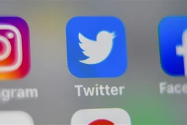 Biểu tượng của các nền tảng mạng xã hội trên màn hình điện thoại thông minh ở Lille, Pháp. (Nguồn: AFP/TTXVN) 