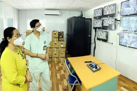 Bà Nguyễn Thị Lệ, Chủ tịch Hội đồng Nhân dân Thành phố thăm hỏi, động viên cán bộ, y bác sỹ bệnh viện Hữu nghị Việt-Đức đang tham gia hỗ trợ công tác phòng, chống dịch tại Thành phố Hồ Chí Minh. (Ảnh: Xuân Khu/TTXVN) 