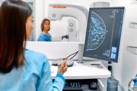 AI có thể giúp giảm gần 50% khối lượng công việc của các bác sỹ chẩn đoán hình ảnh trong tầm soát và phát hiện dấu hiệu ung thư vú. (Nguồn: Cancerresearchuk)