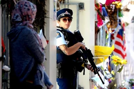 Cảnh sát có vũ trang New Zealand gác bên ngoài một thánh đường ở Christchurch ngày 3/5/2019. (Nguồn: AFP/TTXVN) 