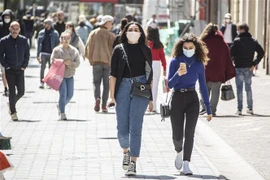 Người dân đeo khẩu trang phòng lây nhiễm COVID-19 tại Lille, Pháp, ngày 11/5/2020. (Nguồn: THX/TTXVN) 
