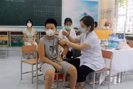 Tiêm vaccine phòng COVID-19 cho trẻ từ 5 đến dưới 12 tuổi tại trường tiểu học Lương Khánh Thiện, thành phố Phủ Lý, Hà Nam. (Ảnh: Nguyễn Chinh/TTXVN)