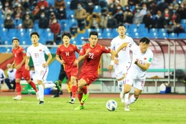 Tiến Linh đua tốc độ cùng cầu thủ Trung Quốc trong một pha triển khai tấn công. (Ảnh: Tuấn Anh/TTXVN) 