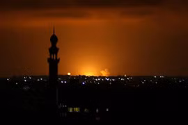 Khói lửa bốc lên sau cuộc không kích do Israel tiến hành tại thị trấn Khan Yunis, miền Nam Dải Gaza ngày 16/9/2020. (Nguồn: AFP/TTXVN) 