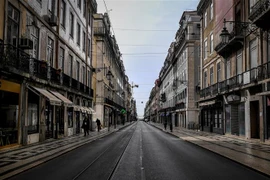 Cảnh vắng vẻ tại một tuyến phố ở Lisbon, Bồ Đào Nha do dịch COVID-19. (Nguồn: AFP/TTXVN) 