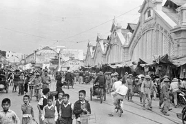 Chợ Đồng Xuân đông đúc người mua bán sau ngày giải phóng, năm 1954. (Nguồn: TTXVN)