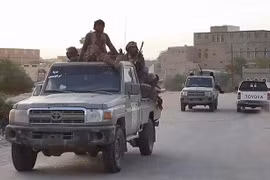 Quân Chính phủ Yemen tiến vào tỉnh Shabwa sau khi giành quyền kiểm soát tỉnh này từ lực lượng Houthi ngày 10/1/2022. (Ảnh: AFP/TTXVN) 