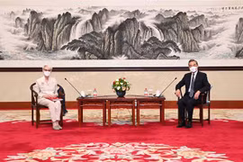 Bộ trưởng Ngoại giao Trung Quốc Vương Nghị (phải) tiếp Thứ trưởng Ngoại giao Mỹ Wendy Sherman tại Thiên Tân, Trung Quốc, ngày 26/7/2021. (Ảnh: THX/TTXVN) 