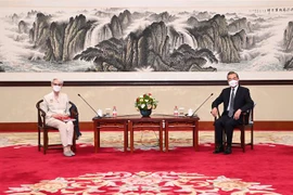 Bộ trưởng Ngoại giao Trung Quốc Vương Nghị (phải) tiếp Thứ trưởng Ngoại giao Mỹ Wendy Sherman tại Thiên Tân, Trung Quốc, ngày 26/7/2021. (Ảnh: THX/TTXVN) 