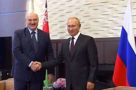 Tổng thống Nga Vladimir Putin (phải) và người đồng cấp Belarus Alexander Lukashenko tại cuộc gặp ở Sochi, Nga ngày 14/9/2020. (Nguồn: AFP/TTXVN) 
