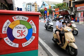 Thông điệp 5K được đẩy mạnh trong công tác tuyên truyền đến người dân Hà Nội. (Ảnh: Thành Đạt/TTXVN) 