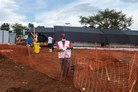 Nhân viên y tế làm việc tại khu vực cách ly dành cho bệnh nhân Ebola ở Mubende, Uganda, ngày 24/9/2022. (Ảnh: AFP/TTXVN) 
