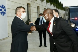 Ngoại trưởng Malawi Eisenower Mkaka (phải) và Ngoại trưởng Israel Gabi Ashkenazi tại Jerusalem. (Nguồn: Twitter) 