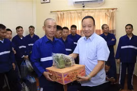 Ông Nguyễn Duy Quận, Trưởng phòng Lãnh sự Đại sứ quán Việt Nam tại Lào đang trao quà Tết và động viên các nghi phạm và tù nhân. (Ảnh: Phạm Kiên/TTXVN) 