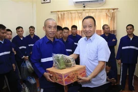 Ông Nguyễn Duy Quận, Trưởng phòng Lãnh sự Đại sứ quán Việt Nam tại Lào đang trao quà Tết và động viên các nghi phạm và tù nhân. (Ảnh: Phạm Kiên/TTXVN) 