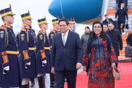 Lễ đón Thủ tướng Phạm Minh Chính và Phu nhân tại Sân bay Quốc tế Henri Coanda, Thủ đô Bucharest, Romania. (Ảnh: Dương Giang/TTXVN)