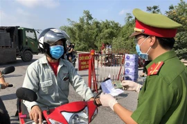 Một chốt kiểm soát dịch ở Bắc Ninh. (Ảnh: Đinh Văn Nhiều/TTXVN) 