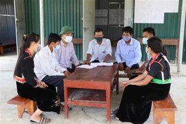 Bí thư chi bộ bản Tổng Pịt, xã Mường Mô, huyện Nậm Nhùn (Lai Châu) cùng với trưởng bản, người có uy tín trong bản tuyên truyền bầu cử đến với người dân. (Ảnh: Việt Hoàng/TTXVN) 