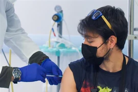 Nhân viên y tế tiêm vaccine ngừa COVID-19 cho người dân tại Coria, Tây Ban Nha, ngày 24/3/2021. (Nguồn: THX/TTXVN) 