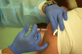 Nhân viên y tế tiêm vaccine phòng COVID-19 cho người dân tại Jakarta, Indonesia, ngày 14/8/2021. (Ảnh: THX/TTXVN) 