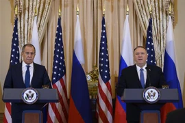 Ngoại trưởng Nga Sergey Lavrov (trái) và người đồng cấp Mỹ Mike Pompeo (phải) tại cuộc họp báo ở Washington, DC ngày 10/12/2019. (Nguồn: AFP/TTXVN) 