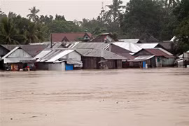 Nhà cửa chìm trong biển nước do bão Dujuan tại tỉnh Surigao del Su, Philippines ngày 21/2/2021. (Nguồn: AFP/TTXVN) 