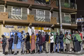 Người dân xếp hàng chờ bỏ phiếu trong cuộc tổng tuyển cử tại Nairobi, Kenya ngày 9/8/2022. (Ảnh: AFP/TTXVN) 